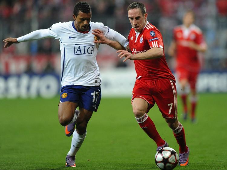 fødselsdagsgave. Franck Ribery (th) er en ombejlet spiller, og det blev nok ikke mindre efter Bayerns samlede sejr mod Manchester United. Og Bayerns fødselsdagsgave til franskmanden var da også en slet skjult hentydning til at blive i Sydtyskland. Arkivfoto. 