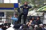 Opløsning? Oppositionen i Kirgisistan har dannet en midlertidig regering, men præsident Kurmanbek Bakiyev nægter at gå af. På billedet ses regeringsfjendtlige demonstranter i byen Jalal-Abad. 