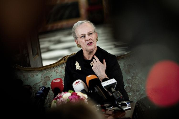Kannibalisme. Pressens interesse er enorm forud for dronningens fødselsdag. Men dækningen nærmer sig kannibalisme, mener en tidligere hof-reporter. 