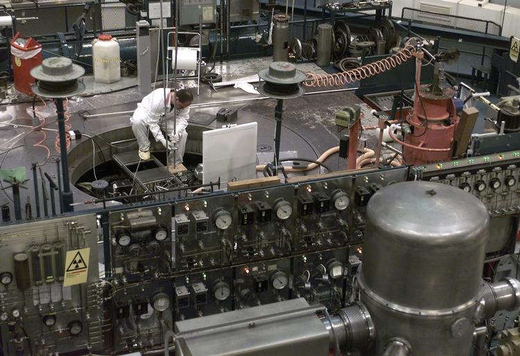 Grundstoffer. Alle nye grundstoffer fremstilles enten i atomreaktorer eller i partikelacceleratorer. Her er vi i en atomreaktor på Forskningscenter Risø. (arkivfoto) 