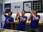 Ansatte jublede i en Apple-butik i San Francisco i sidste måned, da en kunde købte den første iPad. Nu kan de glæde sig over at have overhalet Microsoft som det mest værdifulde selskab. 