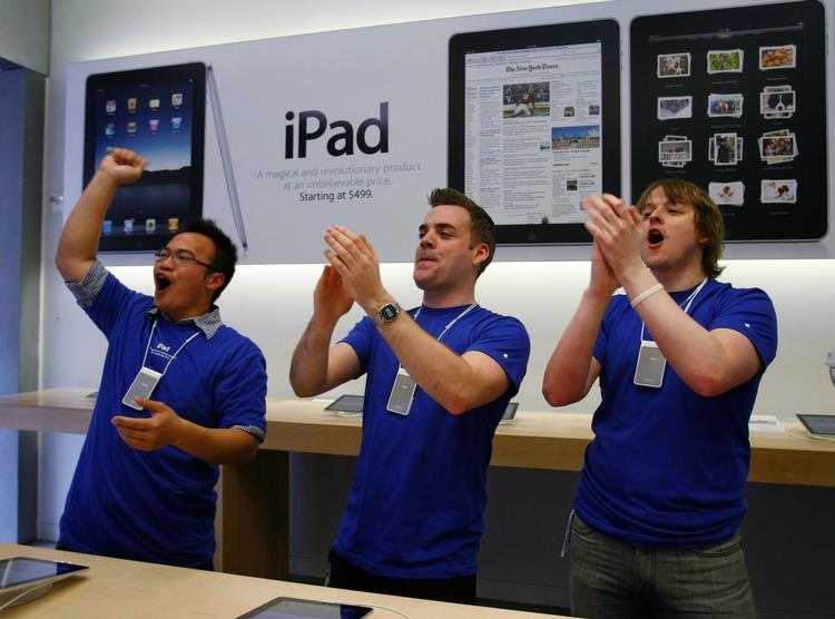 Ansatte jublede i en Apple-butik i San Francisco i sidste måned, da en kunde købte den første iPad. Nu kan de glæde sig over at have overhalet Microsoft som det mest værdifulde selskab. 