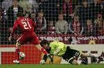 friløber. Lucas runder Benficas målmand til scoringen til 2-0 for Liverpool. 