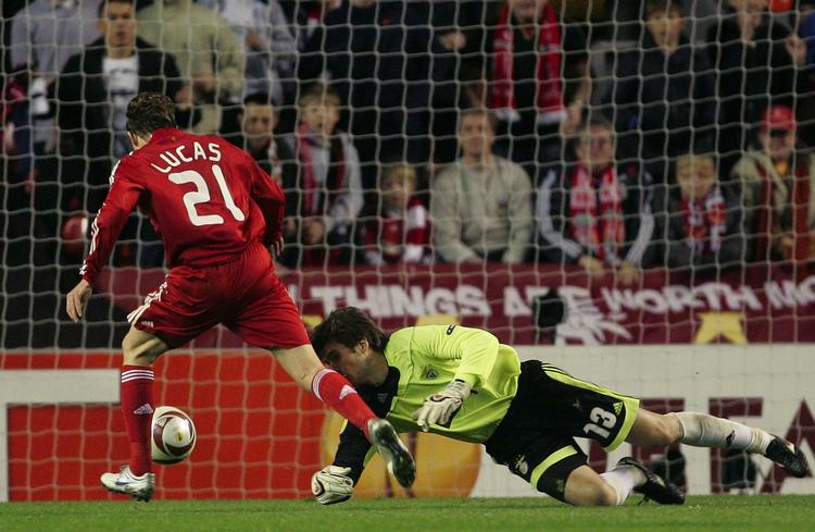 friløber. Lucas runder Benficas målmand til scoringen til 2-0 for Liverpool. 