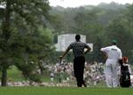 ventetid. I den næstsidste trebold var der en del ventetid ude på banen for banen for Tiger Woods og hans caddie, Steve Williams. 