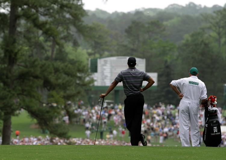 ventetid. I den næstsidste trebold var der en del ventetid ude på banen for banen for Tiger Woods og hans caddie, Steve Williams. 