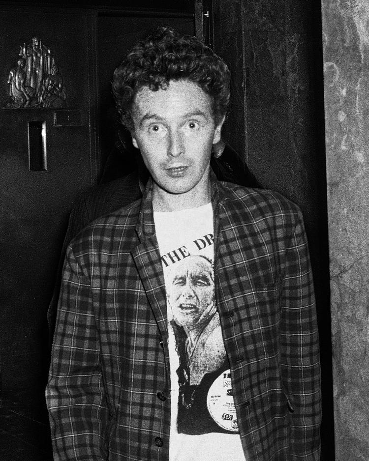 Punkgruppen Sex Pistols manager Malcolm McLaren døde af kræft, skriver flere medier. 