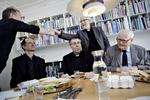 Sexovergreb. Niels Engelbrecht, der står op iført grå jakke opfordrer sexmisbrugte til at angive de præster, der har misbrugt dem. 