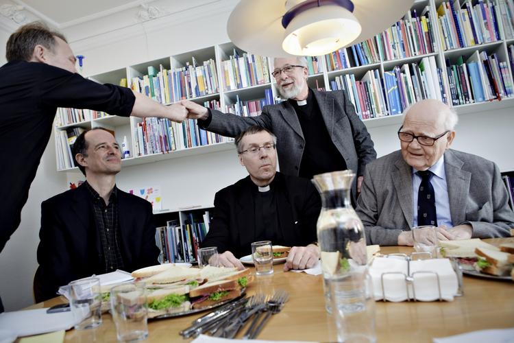Sexovergreb. Niels Engelbrecht, der står op iført grå jakke opfordrer sexmisbrugte til at angive de præster, der har misbrugt dem. 