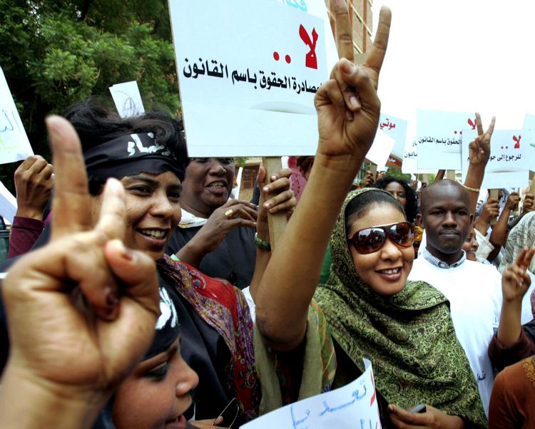 Opbakning. Lubna al-Hussein på vej i retten i Khartoum. Arkivfoto: Abd Raouf/AP 