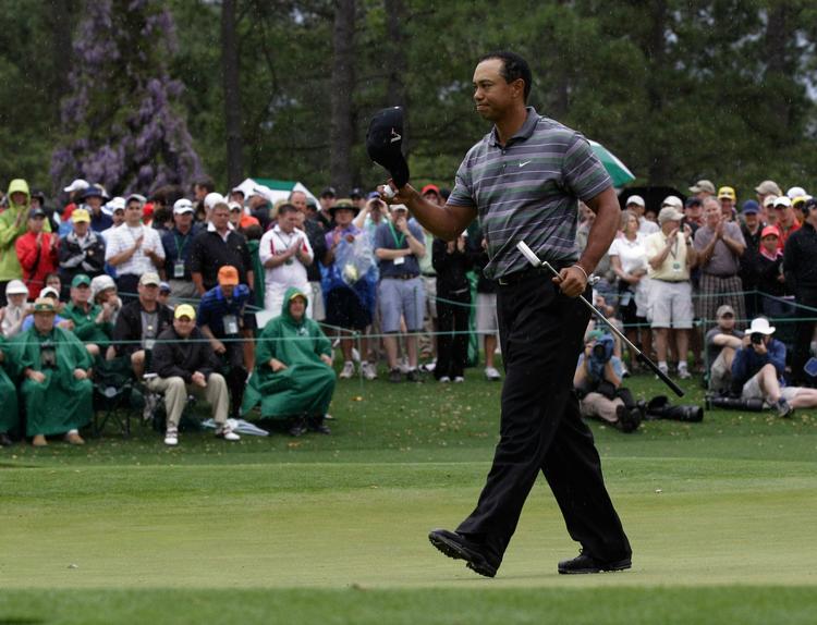 ydmyg. En mere respektfuld holdning til spillet, havde Tiger Woods lovet, han ville vende tilbage med, og der var også langt flere hilsener til de jublende tilskuere end normalt set, da Tiger Woods spillede første runde af US Masters. 