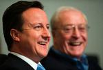 Alliance. Den konservative leder David Cameron (tv.) har fået opbakning af skuespilleren Sir Michael Caine (th.) i sit forsøg på at holde unge ude af bandekriminalitet. Arkivfoto. 
