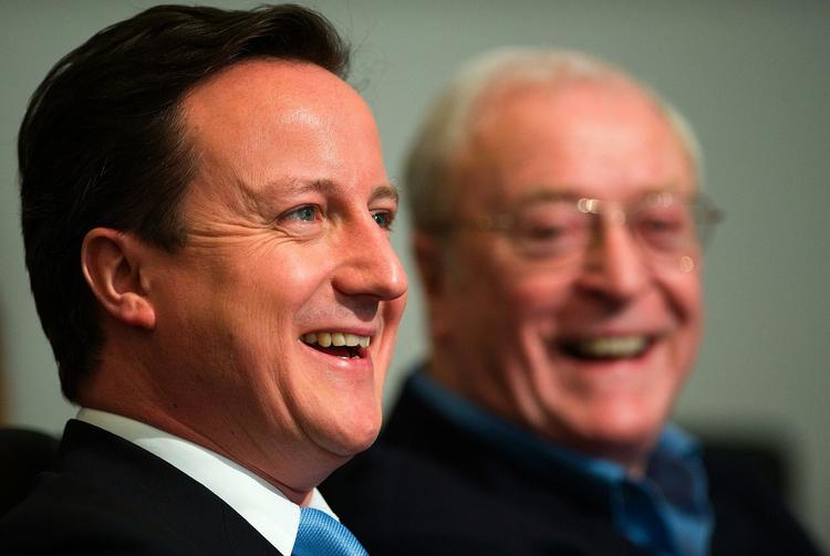 Alliance. Den konservative leder David Cameron (tv.) har fået opbakning af skuespilleren Sir Michael Caine (th.) i sit forsøg på at holde unge ude af bandekriminalitet. Arkivfoto. 