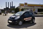 Den eldrevne Citroën C1 skal egentlig kun holde ind her for at blive vasket. 'Brændstoffet' kommer bl.a. fra værket i baggrunden. Foto: Martin Lehmann 