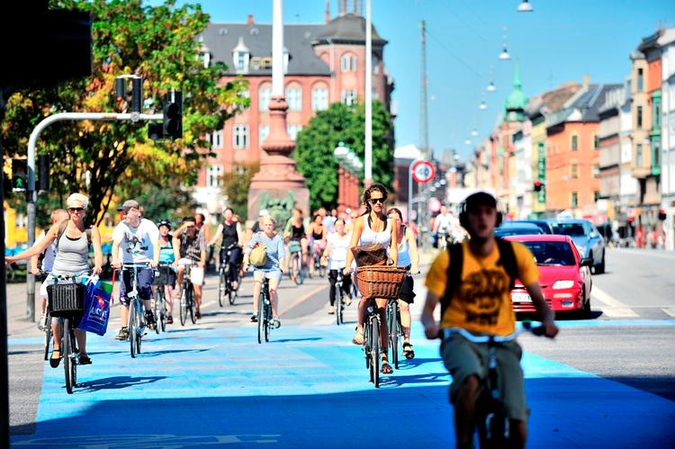 Cykelby. Københavnske cyklister, når de tager sig allerbedst ud. Her på Nørrebrogade. 