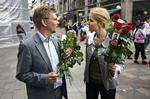 Genialt. Nederlaget til Helle Thorning-schmidt var lige i øjet, siger Frank Jensen i dag. På billedet fra sidste år deler de to roser ud sammen på Amager Torv i København før kommunalvalget og valget i EU. 