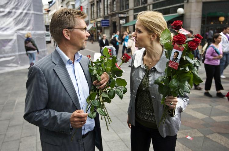 Genialt. Nederlaget til Helle Thorning-schmidt var lige i øjet, siger Frank Jensen i dag. På billedet fra sidste år deler de to roser ud sammen på Amager Torv i København før kommunalvalget og valget i EU. 