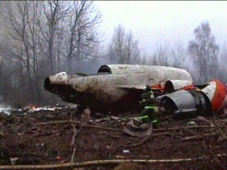 Vragrester. 132 mennesker omkom, da det polske præsidentfly styrtede ned. Heriblandt den polske præsident Lech Kacynski og hans hustru, Maria, samt flere polske topfolk. 