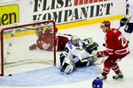 Lars Eller (til højre) scorer her mod Kasakhstan. Måske er der flere mål i unge Eller i eftermiddag, hvor Norge skal besejres, hvis OL-billetterne skal i hus. 
