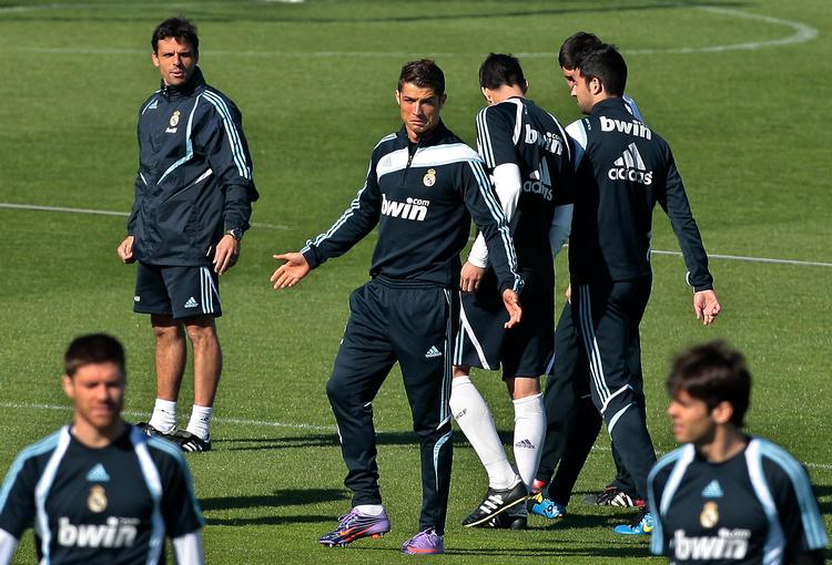 tvekamp. Både Michael Laudrup – og ganske givet også superstjernen Ronaldo (i midten af billedet) tror, at Real Madrid bliver spansk mester i år.  Foto: Arturo Rodriguez/AP 