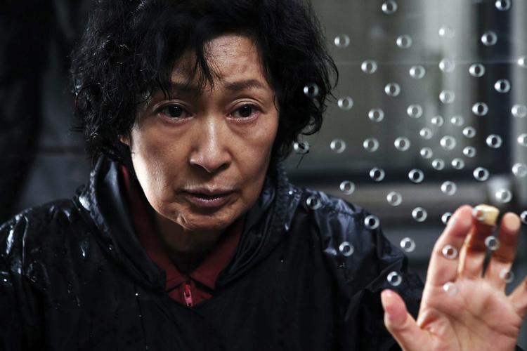 I Sydkorea tør biograferne godt satse på modige og formfornyende film fra hjemlandet. For publikum strømmer til, som til årets store hit 'Mother', der ifølge en sydkoreansk anmelder ellers »efterlader dig godt brugt, chokeret, måske ligefrem sønderknust«. Foto fra filmen