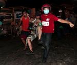Mindst 200 mennesker er såret under voldsomme gadekampe i Bangkok. Her er det gået ud over en fotograf. 