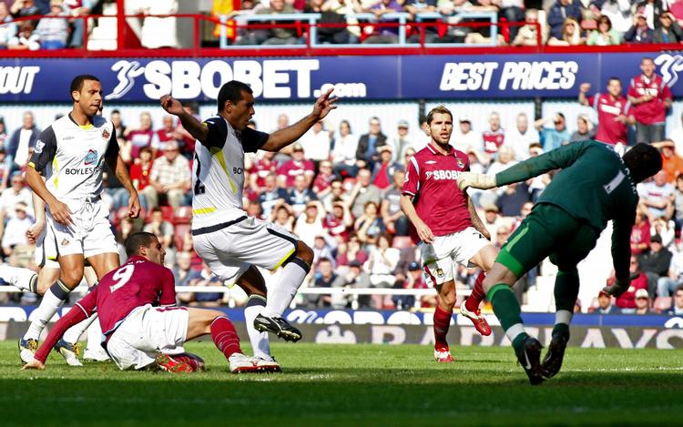 bundstrid. West Ham scorer det vigtige mål mod Sunderland, der skaber en smule luft i bunden af rækken for Londonholdet. Samtidig vandt Burnley en overraskende sikker sejr i det ultimative bundbrag. 