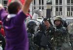 Soldater konfronterer demonstranter under den voldelige demonstration. Indsættelse af militæret fandt sted, efter at demonstranterne blev tvunget tilbage med vandkanoner og gummikugle-skud fra militærets hovedkvarter i Bangkok. 