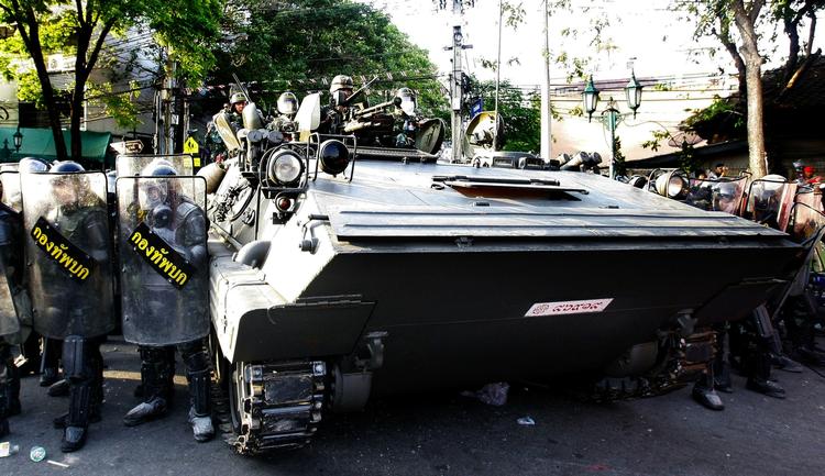 Thailandske soldater rykker ind i demonstrationen med pansret mandskabsvogn. 