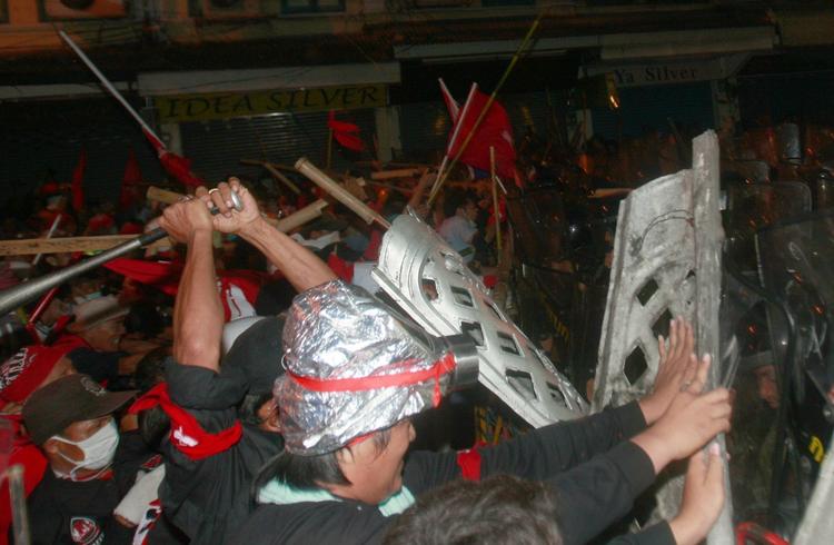 Regeringskritiske demonstranter i åben kamp mod soldater i Khao Sarn gaden i Bangkok. 
