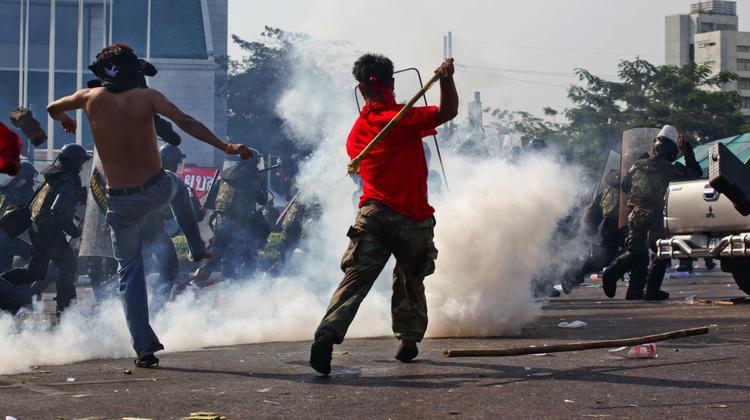 Voldsomme gadekampe mellem regeringskritiske demonstranter og Thailands militær og politi har kostet mindst ti mennesker livet og såret flere hundrede. Kampene fortsætter flere steder i landets hovedstad, Bangkok. 