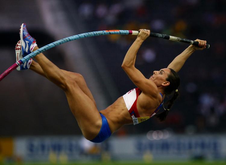 nedrivning. Den russiske verdensrekordholder Jelena Isinbajeva var storfavorit i stangspring ved VM i Berlin i august. Her ses hun under et af de blot tre spring, hun nåede under finalen. Arkivfoto. 