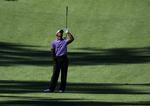 negativ. Trods mange negative udbrud holdt Tiger Woods fokus og sluttede sin svingende runde med dagens syvende birdie. 