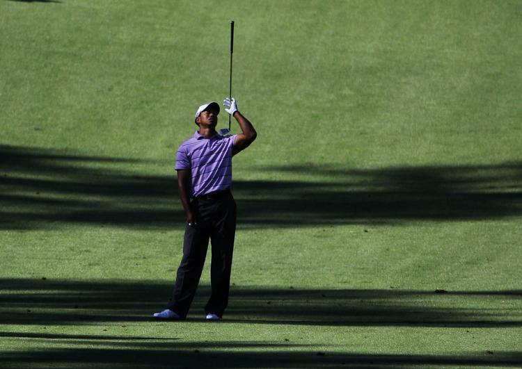 negativ. Trods mange negative udbrud holdt Tiger Woods fokus og sluttede sin svingende runde med dagens syvende birdie. 