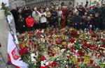 Sørgedag. Polakkerne mindes de 96 ofre for flytragedien i Smolensk, som blandt andet kostede landets præsident livet. 