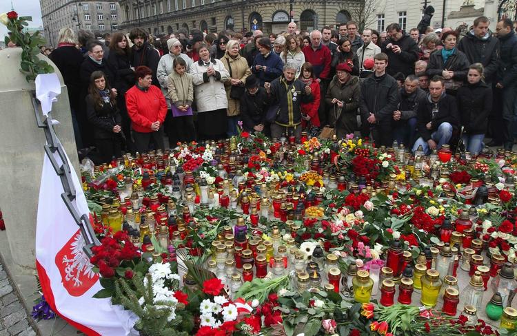 Sørgedag. Polakkerne mindes de 96 ofre for flytragedien i Smolensk, som blandt andet kostede landets præsident livet. 