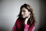 Man bliver pisset på ude i virkeligheden synes Katrine Wiedemann. Derfor har hun altid søgt ind i teatret, hvor man slipper for at tage sig af sine egne følelser. 