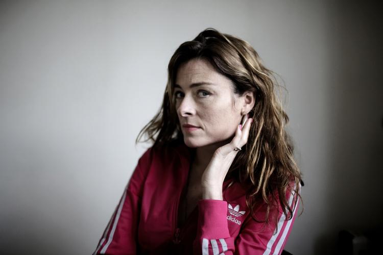 Man bliver pisset på ude i virkeligheden synes Katrine Wiedemann. Derfor har hun altid søgt ind i teatret, hvor man slipper for at tage sig af sine egne følelser. 