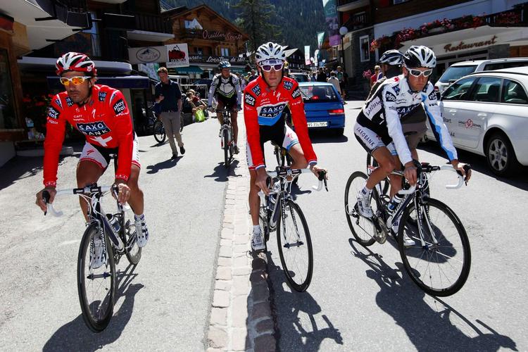 STJERNESTØV. Team Saxo Banks tre største navne Fabian Cancellara (tv), Any Schleck (mf) og Fränk Schleck kan være tabt for det danske cykelhold næste år. 