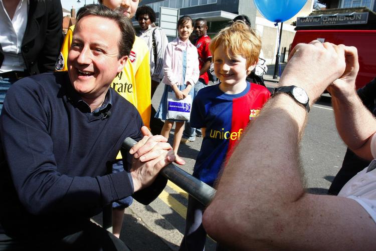 David Cameron er på vej rundt i landet for at hente stemmer til valget 6.maj. 