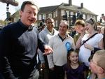 Den konservative kandidat, David Cameron, er i fuld gang med at turnere rundt i landet. 