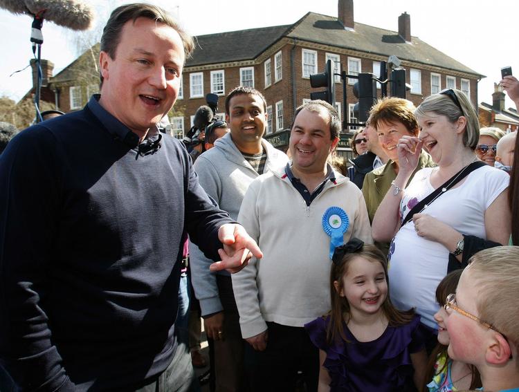 Den konservative kandidat, David Cameron, er i fuld gang med at turnere rundt i landet. 