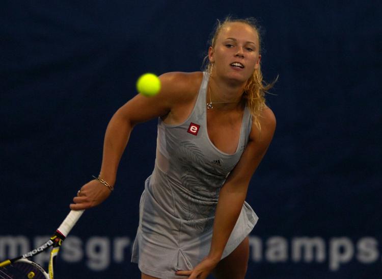 comeback. Bagud 0-1 i sæt og 3-5 i andet var Wozniacki på randen af et nederlag i semifinalen mod Jelena Vesnina. 