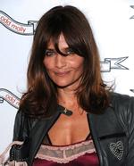 Arrig. Butikken er lukket, men Helena Christensen er godt gal i skralden på sin tidligere advokat over, at han ikke gjorde sit job ordentligt. Her er den danske model til en butiksåbning i Los Angeles for en lille måned siden. 