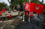 URO. 'Rødskjorte' ved pansret mandskabsvogn, som det  thailanske militær har forladt efter kampene i Bangkok. 