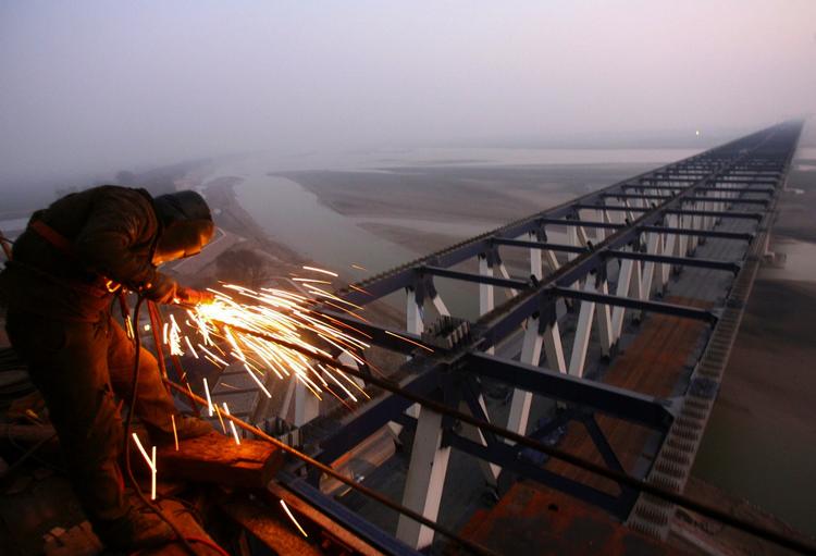 Konstruktion. Investeringer i den kinesiske infrastruktur er meget tiltrængte. På nær få områder omkring de store metropoler er infrastrukturen slet ikke er gearet til de høje vækstambitioner – og dette problem er nu kommet på dagsordenen. Foto: AP Photo 