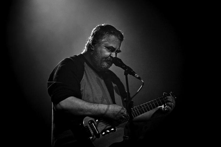 Fra sin famlende tilstand kan Daniel Johnston stadig skrive rørende sange, der kan ramme os alle. Men den ekstravagante opsætning i Vega løftede dem ikke. 