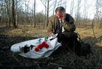 SORG. Polske Ian Grushinski sørger ved en vragdel fra det forulykkede polske præsidentfly, der styrtede til jorden og kostede 97 personer livet. 