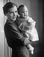Dronning Ingrid holder sin datter Prinsesse Margrethe på armen . 