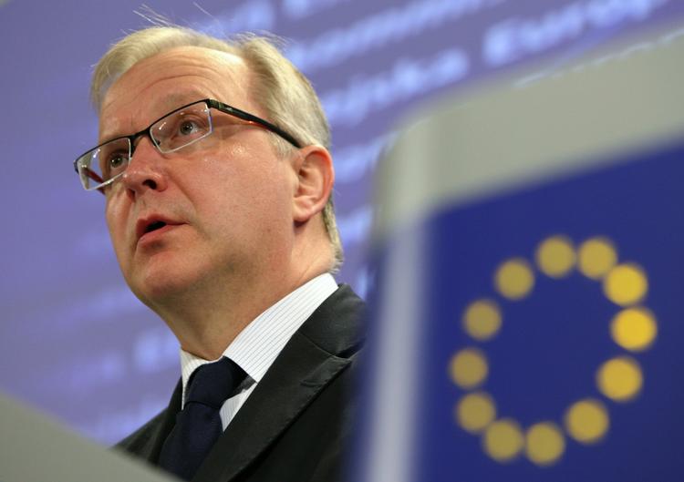 Grækenland. EU's økonomikommissær Oli Rehn fortæller pressen om resultatet af et telefonmøde mellem finansministrene fra de 16 eurolande. 